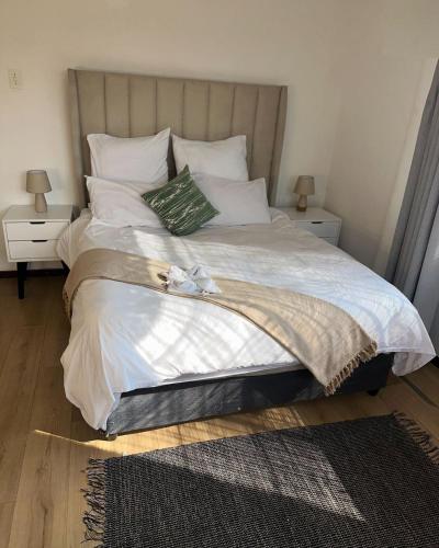 a bedroom with a large bed with white sheets and pillows at The Tranquil Ridge in Hilton