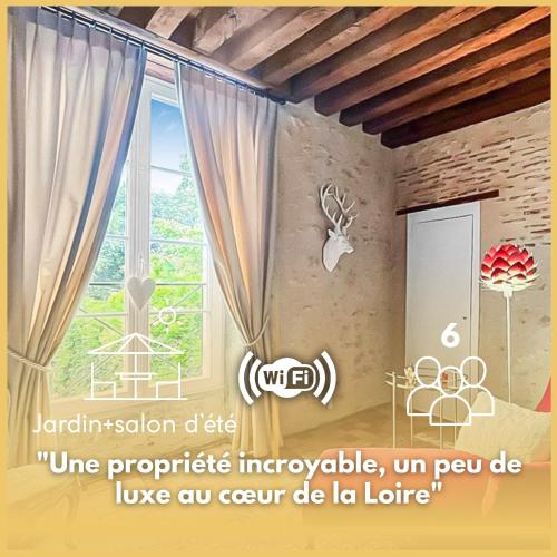a room with a window and a curtain at L'eau Vive demeure de charme in Mer