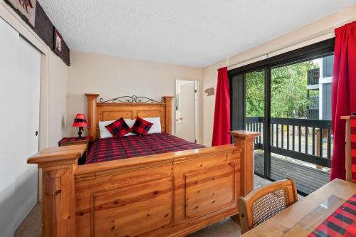 Ένα ή περισσότερα κρεβάτια σε δωμάτιο στο Lakeside Retreat Condo - Walk to Lake, Fireplace, Deck, Swimming Pool