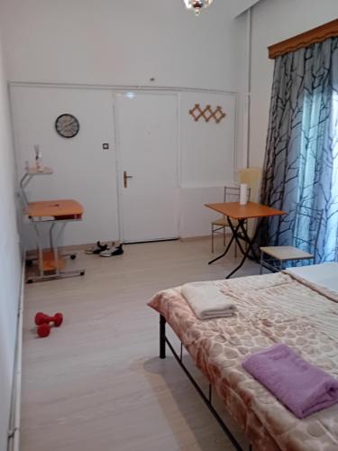 Ένα ή περισσότερα κρεβάτια σε δωμάτιο στο Larry house