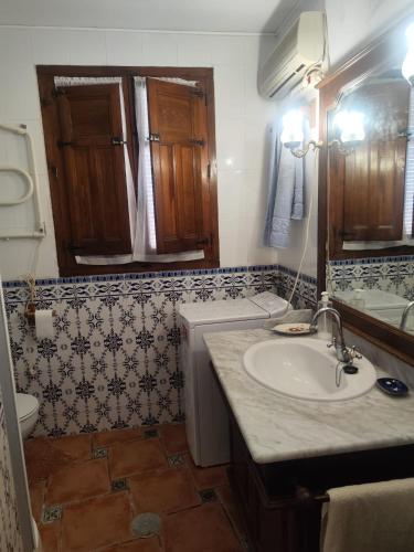 un baño con lavabo e inodoro en Cueva del castillo de Chinchilla, en Chinchilla de Montearagón