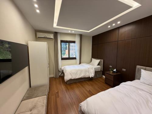 um quarto de hotel com duas camas e uma janela em Family Sparkling 2BR Facing CityStar em Cairo