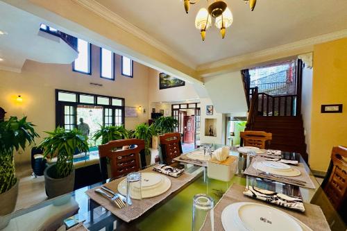 une salle à manger avec une table et des chaises dans l'établissement The Legacy Kandy, à Kandy