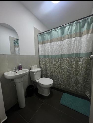 un bagno con WC, lavandino e doccia di Mini Apartamento a Nueva San Salvador