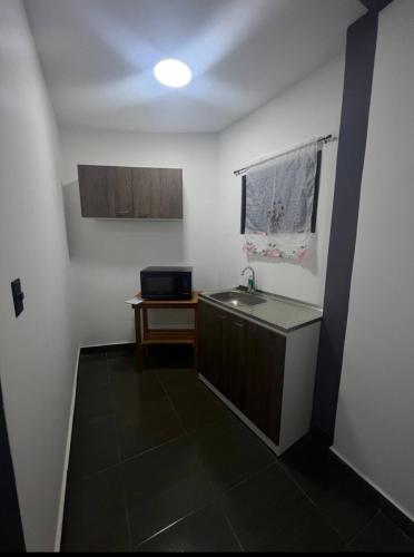 un piccolo bagno con un lavandino e un tavolo di Mini Apartamento a Nueva San Salvador