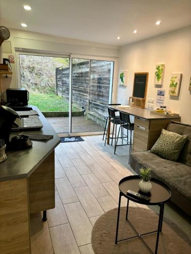 ein Wohnzimmer mit Sofa und Tisch in der Unterkunft Coin Nature in Amnéville
