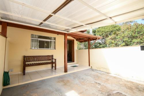 an open patio with a bench on a house at Casa Serra Negra Área Verde in Serra Negra