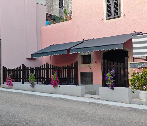 Το κτήριο όπου στεγάζεται  το διαμέρισμα