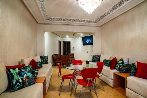 Χώρος καθιστικού στο Luxury Apartment with Moroccan Elegance in Branes