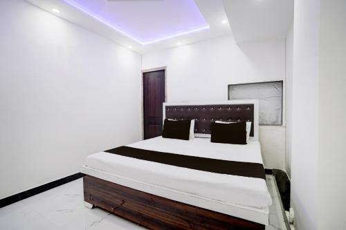 Una cama o camas en una habitación de HOTEL O RAJ PALACE