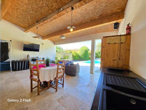 Non-smoking house between Nîmes and Avignonにあるテレビまたはエンターテインメントセンター