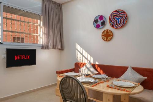 a living room with a table and a couch at Dar Diafa Anza in Agadir