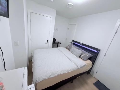 Ένα ή περισσότερα κρεβάτια σε δωμάτιο στο Cozy Private Room Near Calgary Airport with Parking
