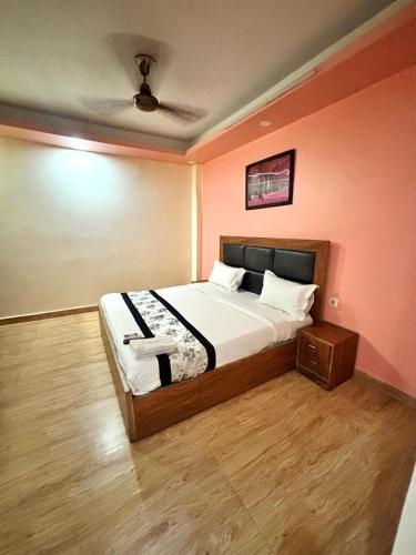 a bedroom with a bed in a room with pink walls at Kerala Home Stay - Walking Distance From Nizamuddin Railway Station in New Delhi