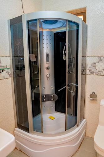 una doccia in un bagno accanto a un water di Casa tranquila a Kigali