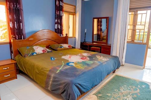 a bedroom with a bed with flowers on it at Casa tranquila in Kigali