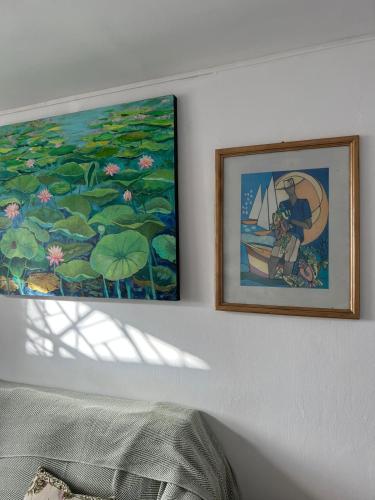 Pointe aux BichesにあるA minute's walk from the seaのベッド上の壁画2枚