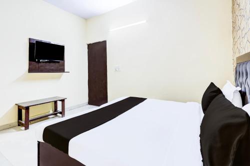 a hotel room with a bed and a tv at HOTEL O GALAXY in New Delhi