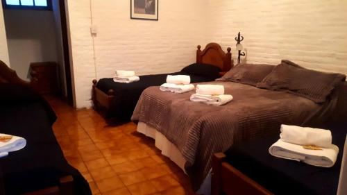 Un dormitorio con una cama con toallas. en Hostal Naico, en Naicó