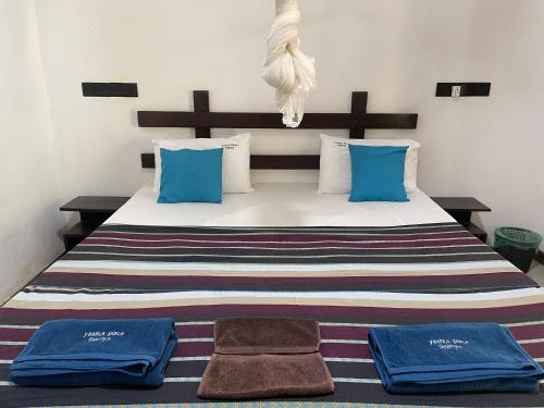 Una cama o camas en una habitación de Yashi's Place Sigiriya