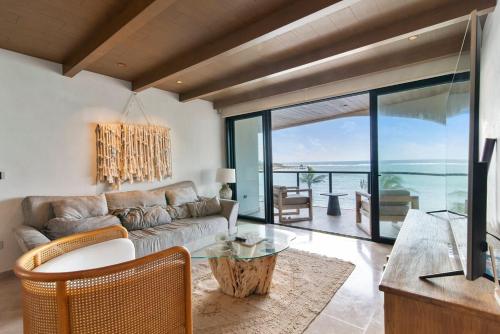 Posezení v ubytování Luxury 2BR Private Beach and Pool