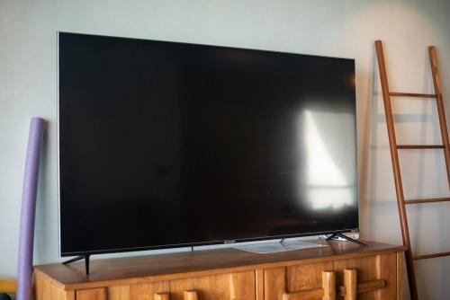 TV a/nebo společenská místnost v ubytování Luxury 2BR Private Beach and Pool