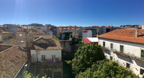 Una vista general de Baiona o una vista desde la ciudad tomada desde el hotel