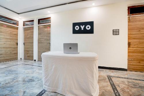 Una televisión o centro de entretenimiento en HOTEL O RAJ PALACE