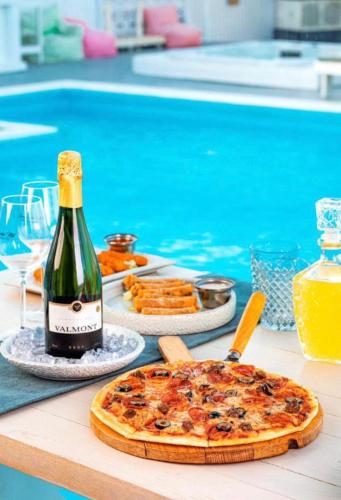 One bedroom and reception