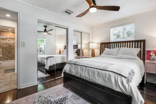 Katil atau katil-katil dalam bilik di Location! Bright House -3 blocks to Atlantic Ave