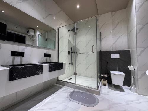 Bilik mandi di 2 bedroom penthouse loft