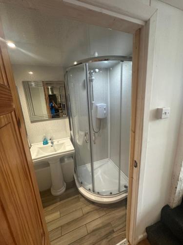 Bilik mandi di Pembs Studio Apartment