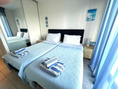 Tempat tidur dalam kamar di Le Beauvert - StayInAntibes