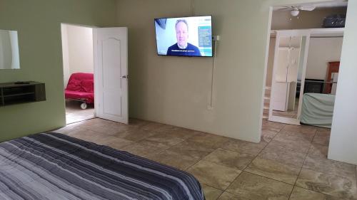 Una televisión o centro de entretenimiento en Valle del Sol