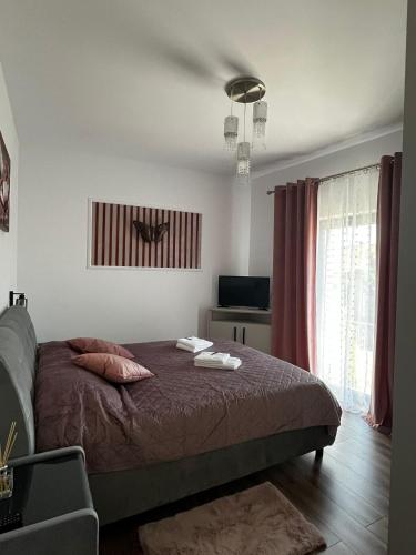 a bedroom with a bed and a ceiling fan at Apartament central Blaj in Blaj