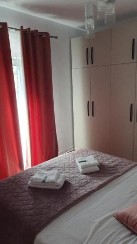 Ένα ή περισσότερα κρεβάτια σε δωμάτιο στο Apartament central