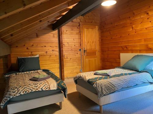 Chalet Anilou entre Annecy et la Clusaz le grand Bornand 객실 침대