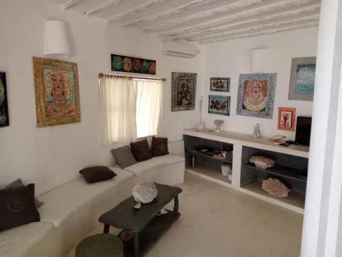 Χώρος καθιστικού στο Aziza House