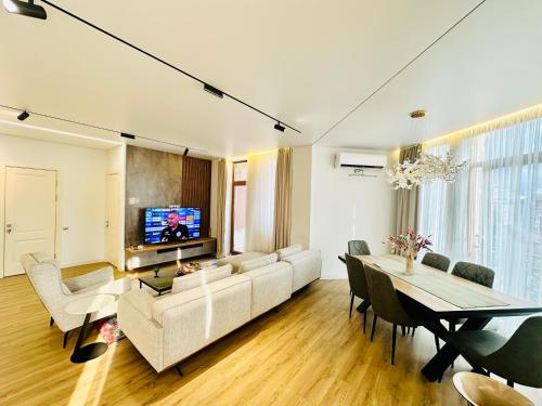 Μια τηλεόραση ή/και κέντρο ψυχαγωγίας στο Lina’s seaside apartments