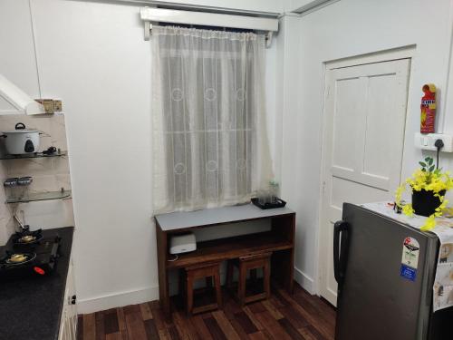 シロンにあるZnZ's Apartmentの小さなキッチン(冷蔵庫付)、窓が備わります。