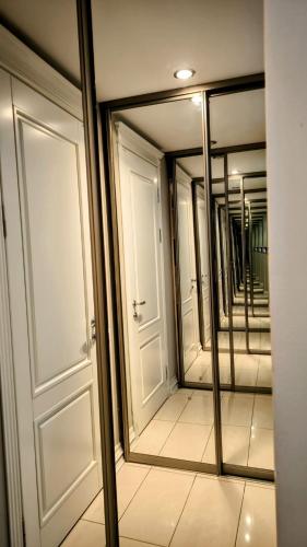 a bathroom with a mirror and a white door at Уютная квартира в самом центре Пешая доступность in Chişinău