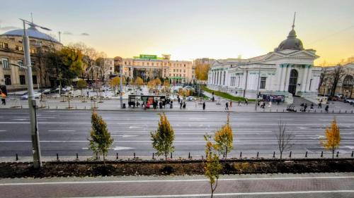 a large parking lot in front of a building at Уютная квартира в самом центре Пешая доступность in Chişinău