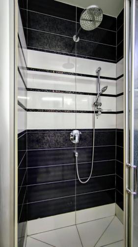 a bathroom with a shower with black and white stripes at Уютная квартира в самом центре Пешая доступность in Chişinău