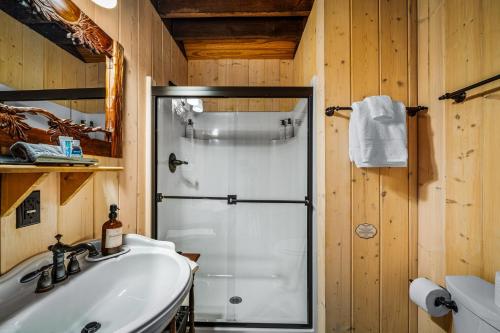 un baño con ducha y lavabo en Lake Lahusage Front - Private Dock, Game Room, en Mentone