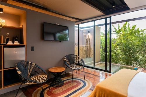 Finca La Mesa Un Paraíso de Naturaleza y Confort en el Eje Cafeteroにあるテレビまたはエンターテインメントセンター