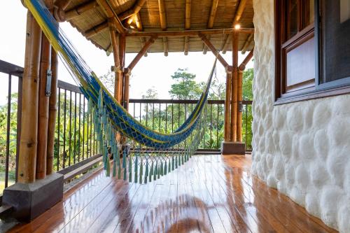 Finca La Mesa Un Paraíso de Naturaleza y Confort en el Eje Cafeteroにあるバルコニーまたはテラス