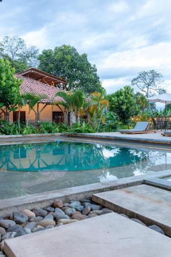 Finca La Mesa Un Paraíso de Naturaleza y Confort en el Eje Cafeteroの敷地内または近くにあるプール