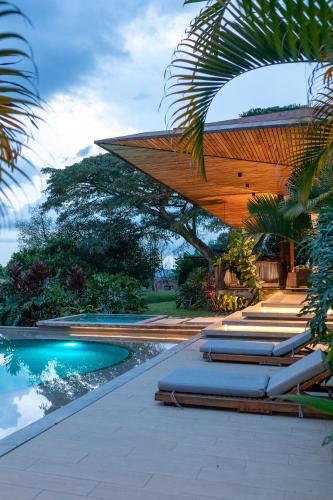 Finca La Mesa Un Paraíso de Naturaleza y Confort en el Eje Cafeteroの敷地内または近くにあるプール