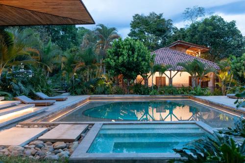 Finca La Mesa Un Paraíso de Naturaleza y Confort en el Eje Cafeteroの敷地内または近くにあるプール