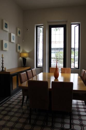 a dining room with a wooden table and chairs at OTMÁNN Hotel Boutique in Guadalajara